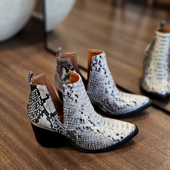 Jeffrey Campbell Cromwell Black White Snakeskin Western Leather Ankle Bootie - Picture 1 of 12
